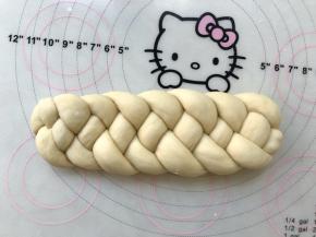 搓成4根长条后，编成辫子，两头捏紧