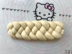 搓成4根长条后，编成辫子，两头捏紧