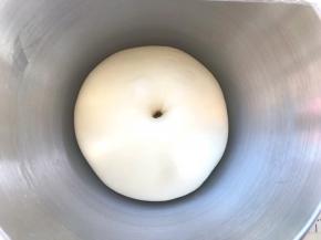 发酵好的面团手指沾点干粉按下去，有个圆圆的洞，轻微回弹即可