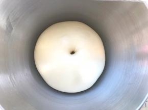 发酵好的面团手指沾点干粉按下去，有个圆圆的洞，轻微回弹即可