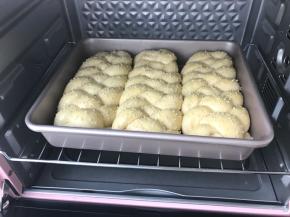 入烤箱烘烤23分钟，表面上色即可