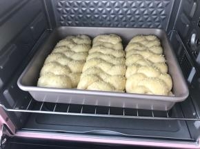 入烤箱烘烤23分钟，表面上色即可