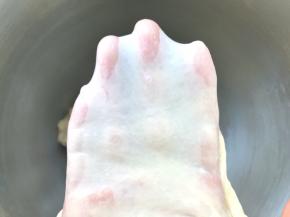 揉好的面团切下一小块，可以慢慢撑出有弹性的手套膜
