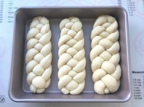 三份辫子全部编好后，摆放在模具内二次发酵至两倍大