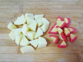 土豆和红萝卜分别去皮洗干净，切成滚刀块。