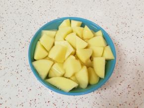 红萝卜放在一边备用，土豆用水泡上去除一下土豆里面的淀粉。