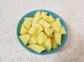 红萝卜放在一边备用，土豆用水泡上去除一下土豆里面的淀粉。