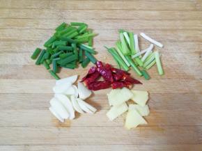 小葱洗干净，葱叶和葱白分开切成段，大蒜和生姜分别洗干净切成片，干红辣椒掰成两半。