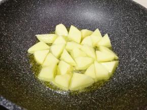 泡过的土豆块用厨房用纸吸干水分，不粘锅倒入适量的食用油烧热，下入土豆块中小火煎制。
