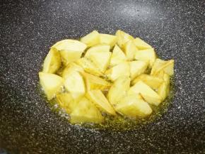 土豆煎至两面金黄色，用筷子扎一下能扎透即可，捞出备用。