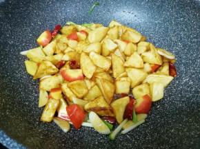 放老抽、味极鲜酱油、蚝油、糖、盐和香醋翻炒均匀。