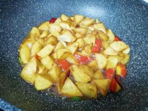 加少量的水翻炒均匀，中小火焖炒5分钟左右，让土豆入味。