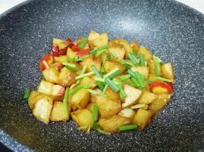 放鸡精翻炒均匀，撒上葱叶关火出锅。