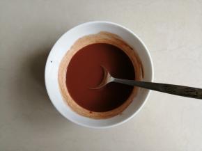 用温水把可可粉搅拌溶解