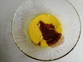 蛋黄搅拌均匀后，倒入可可液继续搅拌均匀