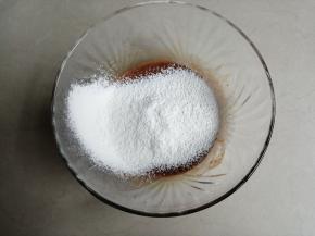 把提前过筛的面粉倒入