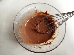 划z字搅拌成可以流动的蛋黄糊状态