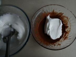 用刮刀把1/3打发好的蛋白霜到可可蛋黄糊里，右手拿着刮刀，从底部划J字翻拌，左手逆时针转动打蛋盆