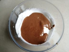 把拌好的蛋糕糊倒入剩余的蛋白霜里，用同样的手法搅拌均匀