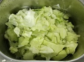 包菜撕片浸泡清洗干净后捞出沥干水备用