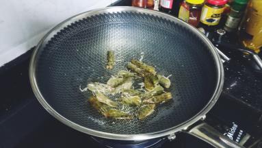 锅里热油倒入虾头