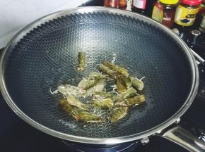 锅里热油倒入虾头