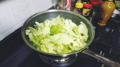 倒入包菜片