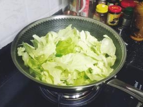 倒入包菜片