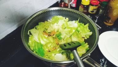 炒均匀，大火炒2分钟