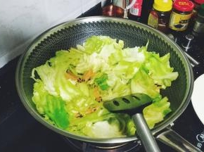 炒均匀，大火炒2分钟
