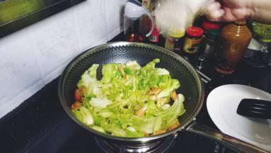 放入适量蒜盐