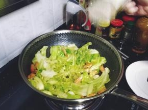 放入适量蒜盐