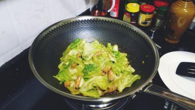 最后放入少许糖翻炒一下即可上盘