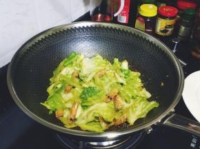 最后放入少许糖翻炒一下即可上盘