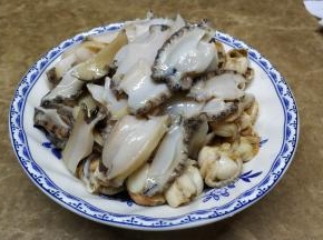 鲜鲍切片，鲜瑶柱洗干净