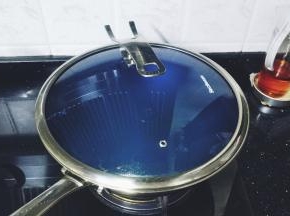 锅里放入浸过鸡腿的高汤大火烧开