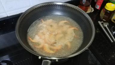 高汤开后倒入鲜虾
