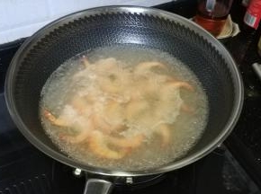 高汤开后倒入鲜虾