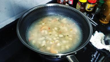 放入调味料调味