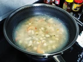 放入调味料调味