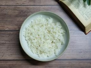 米饭放碗里，勺入海鲜高汤和海鲜