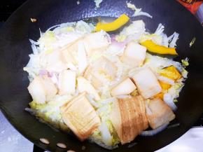 加入少许水，和剩余的食材，加盖煮15分钟左右