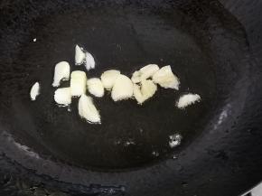 锅中加入油和蒜头爆香