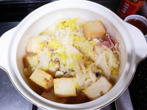 煮好的食物装入小瓦锅中，煮开