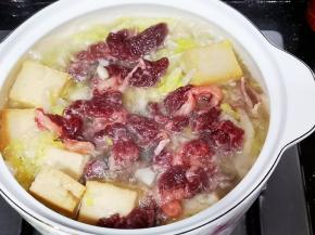 把牛肉片铺在上面