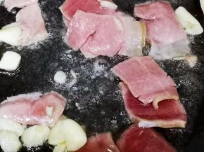 炒至咸肉白透明