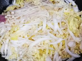 加入娃娃菜翻炒片刻