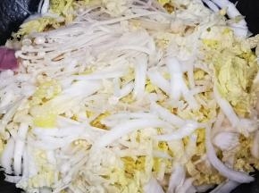 加入娃娃菜翻炒片刻