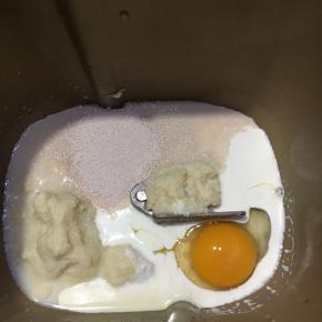 以上配方适用于学厨250克水立方模具2个的用量
把豆渣，鸡蛋，淡奶油，豆浆，酵母一同放入面包机桶内，再放入面包粉。