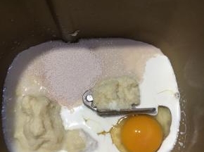 以上配方适用于学厨250克水立方模具2个的用量
把豆渣，鸡蛋，淡奶油，豆浆，酵母一同放入面包机桶内，再放入面包粉。